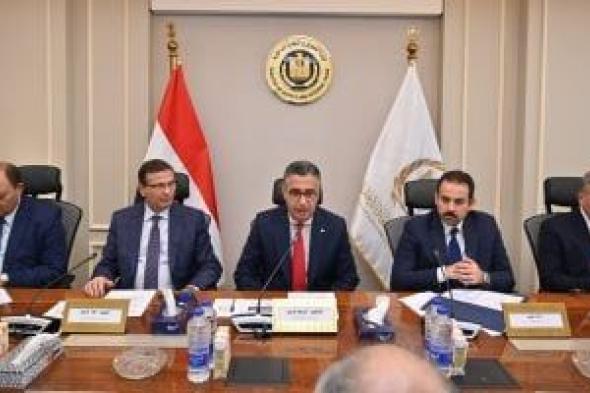 وزيرا
التموين
والزراعة
ورئيس
جهاز
مستقبل
مصر
يبحثون
تطوير
مصانع
السكر