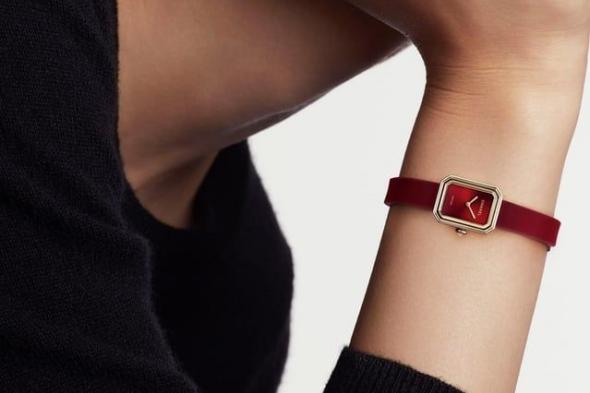 ساعة Chanel بريميير ريبون 2026: الأحمر الملكي يتألق بأناقة لا مثيل لها