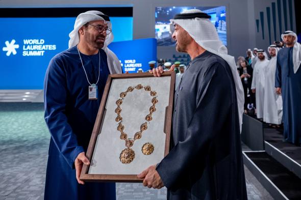 مكتوم بن محمد: تكريمٌ القرقاوي مستحق لمسيرةٍ مازالت مستمرة في خدمة الإمارات