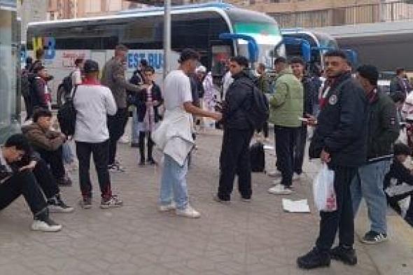 جماهير
الزمالك
تتوافد
أمام
النادى
قبل
السفر
لحضور
مباراة
المصرى