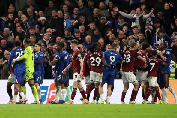 محاولة
      خنق
      واعتداء
      بالضرب..
      مشاجرة
      عنيفة
      بين
      لاعبي
      تشيلسي
      ووست
      هام