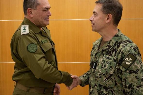 قائد
القيادة
المركزية
الأمريكية
يزور
إسرائيل
لبحث
التعاون
الدفاعي