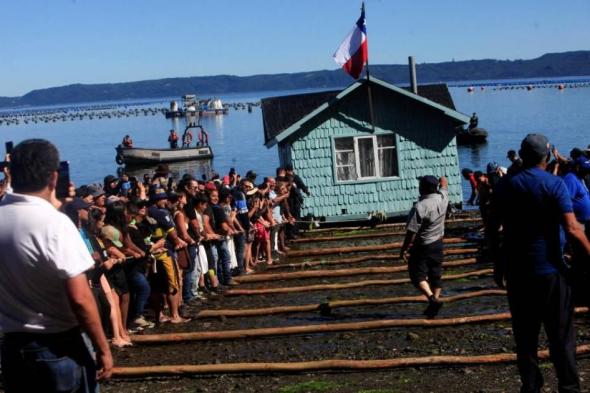 نقل
المنازل..
تقليد
سنوي
في
«تشيلوي»
التشيلية