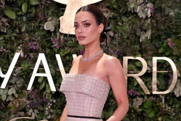 كارن وازن على السجاد الأحمر في غرامي 2026 بإطلالة ذهبية