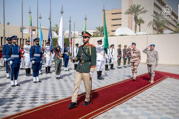 رئيس
    هيئة
    الأركان
    يبحث
    تعزيز
    التعاون
    مع
    نظيره
    الفرنسي