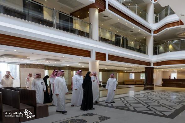 «السياحة»:
    جولات
    تفقدية
    للتحقق
    من
    التزام
    النُّزل
    المؤقتة
    بالمعايير
    لإثراء
    تجربة
    ضيوف
    الرحمن