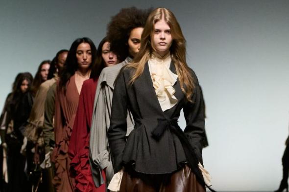 عرض
      لـ
      «ألبرتا
      فيرّيتي»
      يفتتح
      أسبوع
      دبي
      للموضة