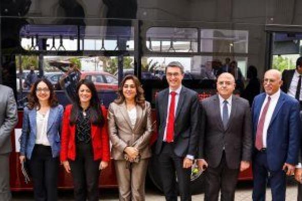 رانيا
المشاط
ومنال
عوض
تشهدان
التشغيل
التجريبي
لأحد
الأتوبيسات
الكهربائية