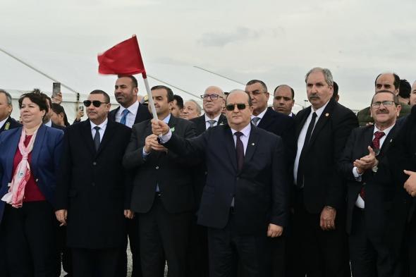 الوزير
الأول
يشرف
على
وصول
وتفريغ
أولى
شحنات
خام
الحديد
المستخرجة
من
منجم
غارا
جبيلات