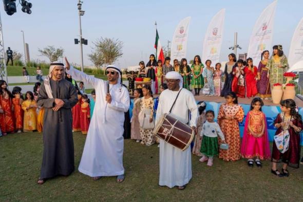 بلدية
      أبوظبي
      تجمع
      الجدات
      والأطفال
      في
      «حق
      الليلة»