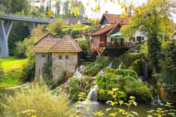 «راستوك»
      الكرواتية..
      قرية
      مذهلة
      على
      23
      شلالاً