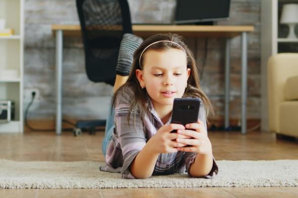 طفلك
مدمن
للهاتف
المحمول؟
إليك
حيل
نفسية
تساعدك
في
علاجه