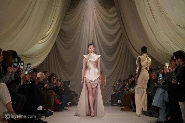 مجموعة Ashi Studio هوت كوتور ربيع 2026: بين التاريخ والسريالية في لوحة فنية متنقلة