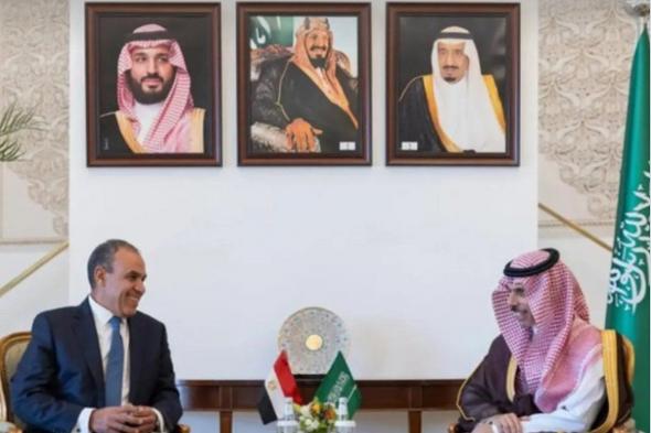 وزير
    الخارجية
    يلتقي
    نظيره
    المصري
    في
    الرياض
    ويبحثان
    تطورات
    الأوضاع
    في
    المنطقة