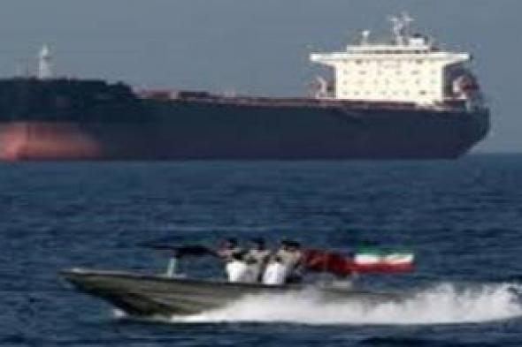 زوارق
إيرانية
تقترب
من
ناقلة
نفط
أمريكية
قبالة
مضيق
هرمز