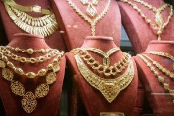 الذهب
فى
مصر
يتماسك
مع
فجوة
سعرية
تصل
250
جنيها