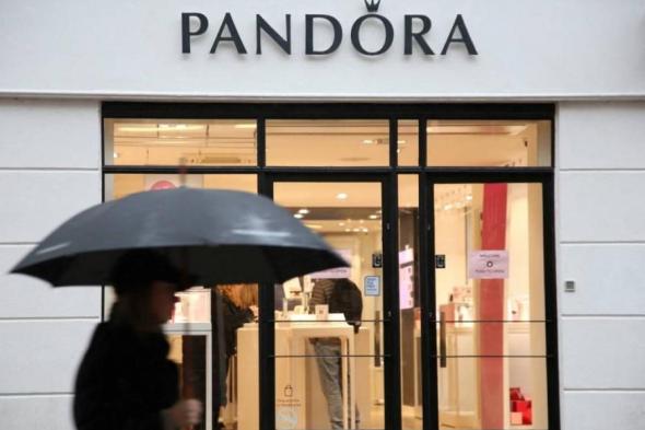 سهم
      «باندورا»
      ينزف
      9%
      متأثراً
      بتقلبات
      أسعار
      الفضة