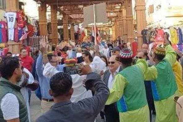 سفير
كندا
بالقاهرة
يرقص
مع
فرق
مهرجان
أسوان
الدولى..
صور