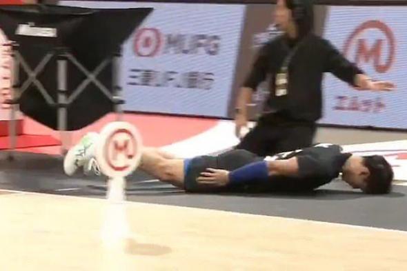 يقطع
الملعب
على
بطنه
ليعتذر