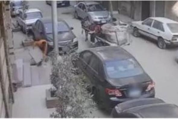 فيديو
"سرقة
غطاء
الصرف"
يقود
3
عمال
بأسيوط
إلى
خلف
القضبان..
تفاصيل