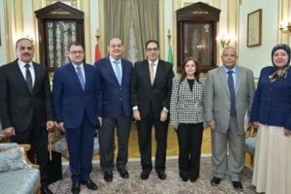 رئيس
جامعة
القاهرة
يستقبل
وفد
وزارة
الخارجية
المصرية
للشئون
الافريقية