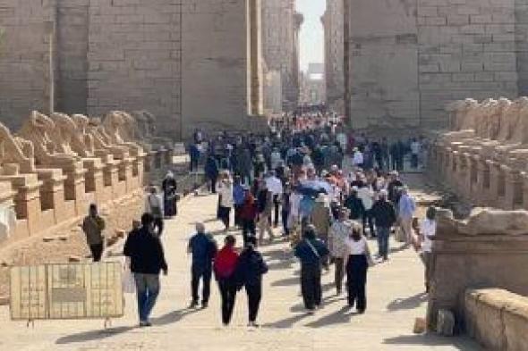 أجواء
شتوية
دافئة
لسياح
العالم
وانتعاش
حركة
السياحة
في
الأقصر..
صور