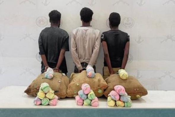 القبض
    على
    3
    إثيوبيين
    ومواطن
    لتهريبهم
    القات
    بمنطقتي
    عسير
    وجازان