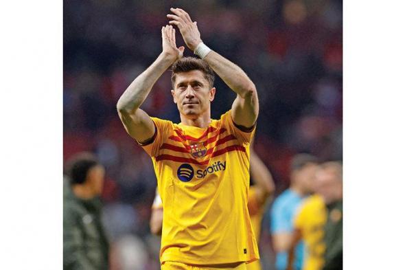 مستقبل ليفاندوفسكي مع برشلونة يحسم في أبريل