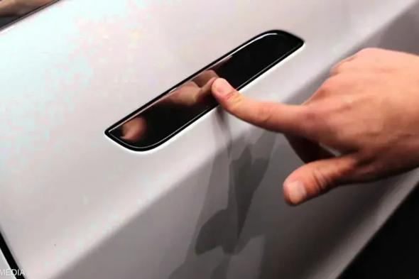 الصين تحظر مقابض الأبواب المخفية في السيارات