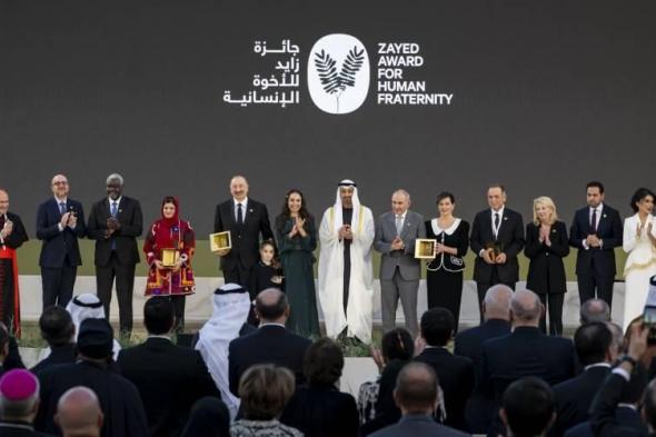 محمد
      بن
      زايد:
      الإمارات
      ملتزمة
      بمواصلة
      تعزيز
      الأخوة
      الإنسانية
      عالمياً