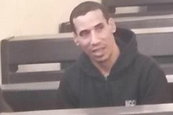 والد
المتهم
بقتل
زميله
وتقطيع
جثته
فى
الإسماعيلية
يغادر
مجمع
المحاكم