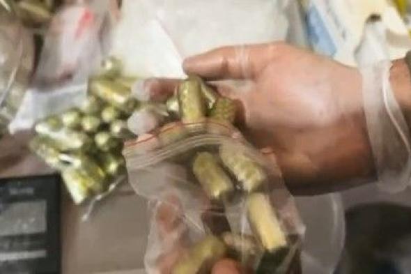 الداخلية
      ضبط
      10
      كيلو
      هيروين
      نقي
      وشبو
      ..
      قيمتها
      السوقية
      تُقدَّر
      بنحو
      200
      ألف
      دينار