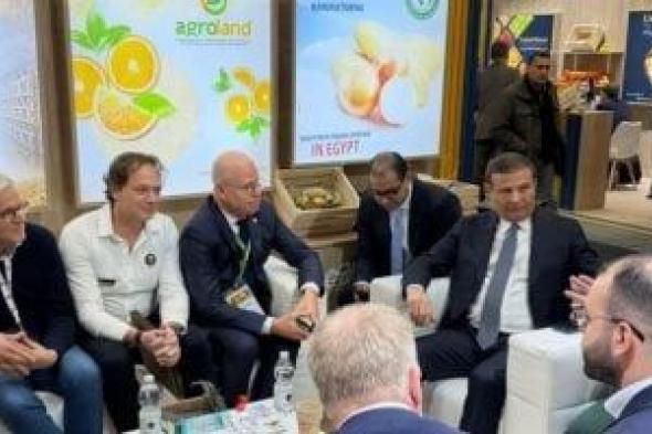 وزير
الزراعة
يدعو
شركات
هولندية
لزيارة
مصر
لتقديم
عروض
حول
مشروعاتهم