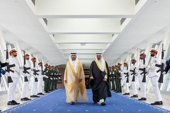 مكتوم بن محمد يودّع رئيس مجلس الوزراء الكويتي لدى مغادرته الدولة