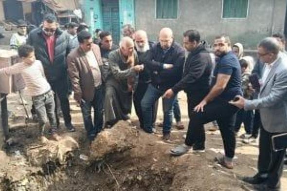 نائب
محافظ
الجيزة
يتفقد
منطقة
المستودع
بقرية
الطرفاية
لحل
مشكلة
تسرب
المياه