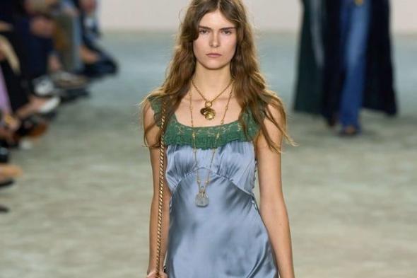 موضة فساتين السليب: أناقة بسيطة تتصدر المشهد