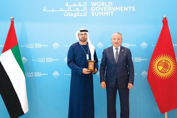 رئيس قيرغيزستان يمنح محمد القرقاوي وسام الصداقة الرئاسي