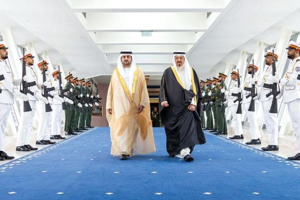 مكتوم بن محمد يودّع رئيس مجلس الوزراء الكويتي لدى مغادرته الدولة