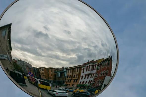 امرأة تتسبب بحوادث سير بشكل متكرر لسبب غريب جداً