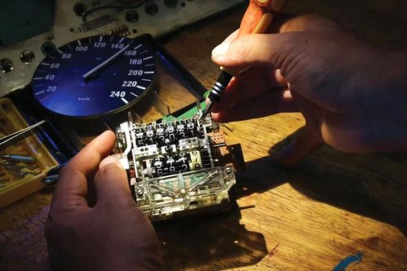 شاب يتلاعب في عداد سيارته ويبيعها بـ 85 ألف درهم