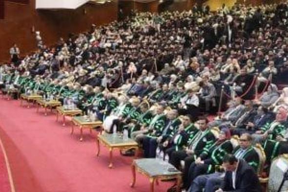 رئيس
جامعة
كفر
الشيخ
يدعو
خريجي
كلية
الطب
للمشاركة
في
المبادرات