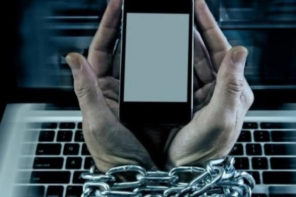 دولة عربية تفتتح عيادات للعلاج من "إدمان الإنترنت"