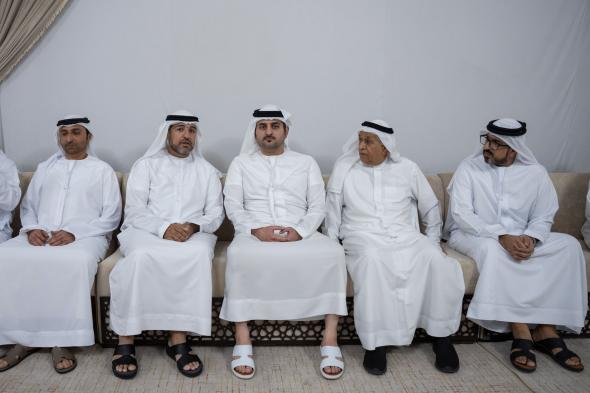 مكتوم بن محمد يقدم واجب العزاء في وفاة عمر أحمد البلوشي