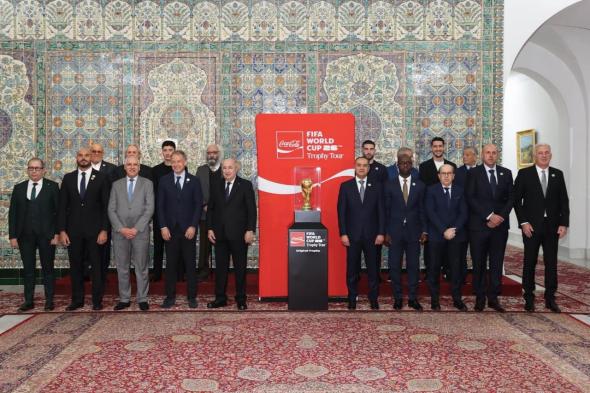 بالفيديو..
الرئيس
تبون
يأخذ
صورًا
تذكارية
مع
وفد
"الفيفا"
الحامل
لمجسم
لكأس
العالم
وأساطير
الكرة
الجزائرية