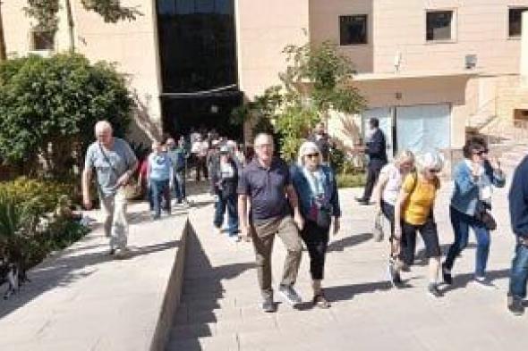 زيارات
يومية
للسائحين
لقاعة
الكالتشوراما
بمكتبة
مصر
العامة
في
الأقصر..
صور