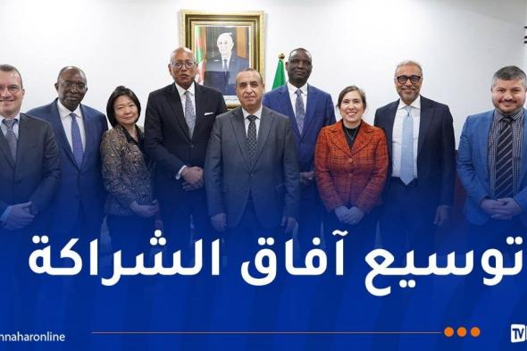 عجال
يستقبل
وفدًا
من
المسؤولين
التنفيذيين
في
مؤسسة
التمويل
الدولية
لشؤون
منطقة
إفريقيا