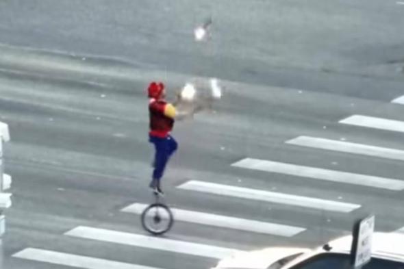 أمريكي
      يستعرض
      بمشاعل
      نارية
      على
      معبر
      مشاة