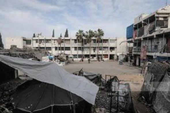 خيام
ممزقة
ومراكز
إيواء
مدمرة..
معاناة
النازحين
تتفاقم
في
قطاع
غزة