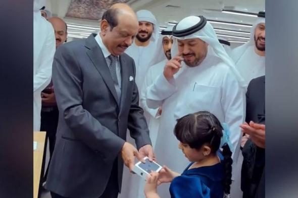 يوسف
      علي
      يهدي
      طفلة
      جهاز
      «آيفون
      17»
      خلال
      افتتاح
      «لولو»
      في
      كلباء
      (فيديو)