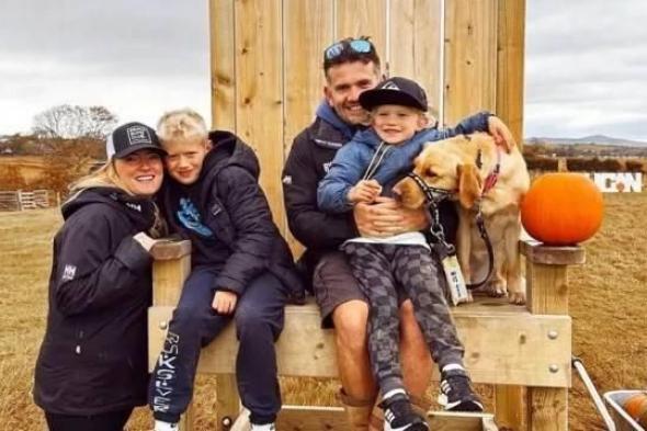 حذاء
      طفل
      يكشف
      تدهور
      بصر
      الأب